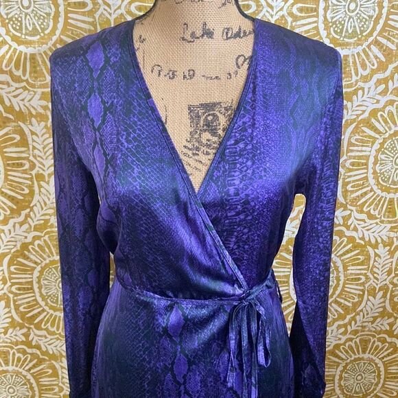 NWT The Andamane Beverly Gorgeous Satin Wrap Midi Dress in Snake Viola size XS - Picture 4 of 12